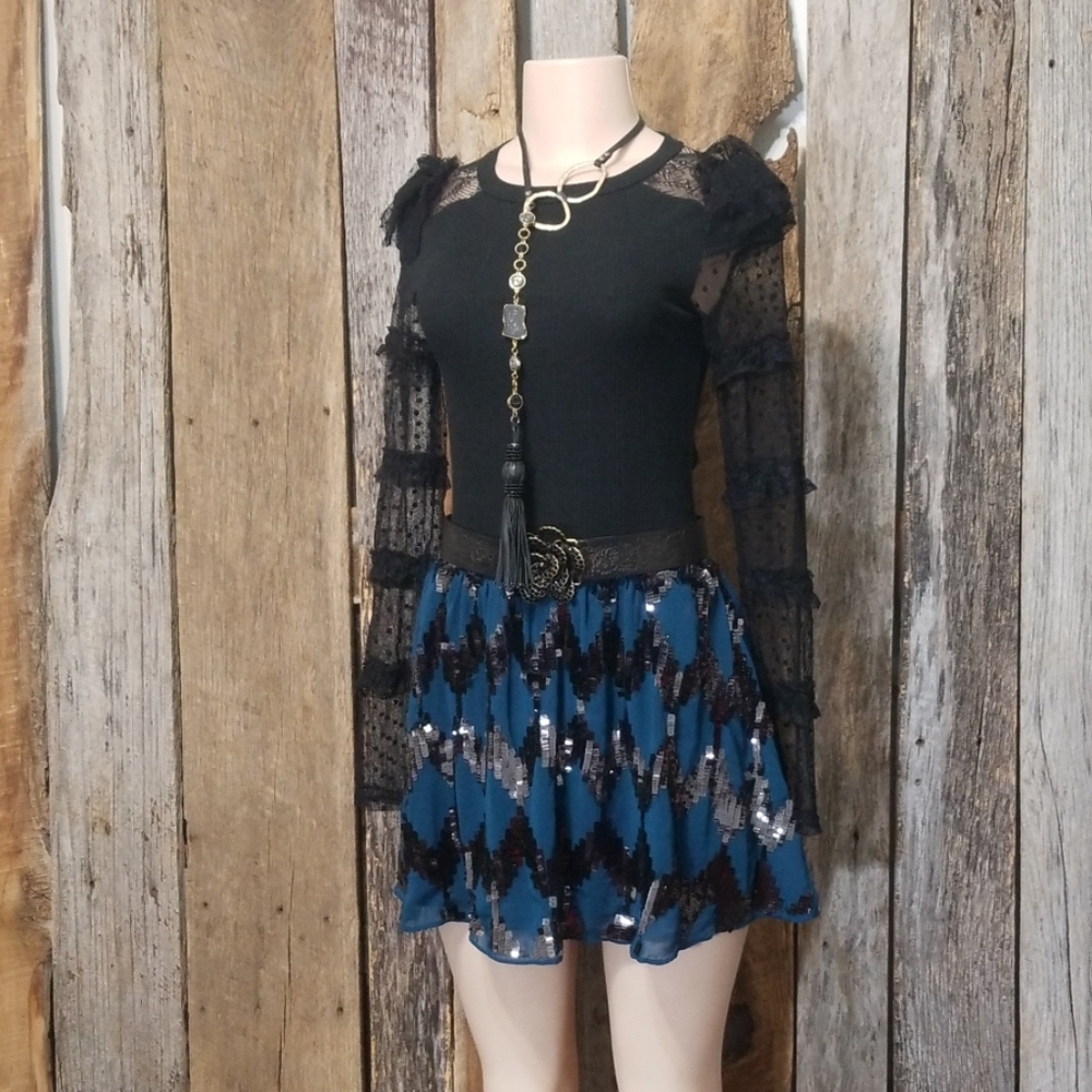 UNDER SKIES BOUTIQUE SEQUIN FLOWY MINI SKIRT!